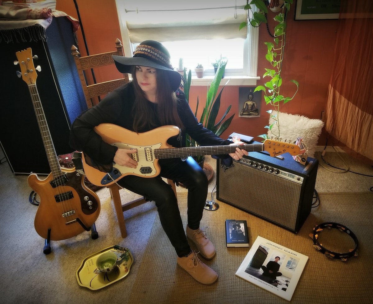LisaMarieKing's tweet photo. My favorite things: '66 Joe Maphis Mosrite Bass &amp; '61 shell pink Fender Bass VI. Showing off my #yogixjohnnymarr rishi glenn suede nude pink boots. I'm in love! Yogi x Johnny Marr rocks #gofeetfirst #yogifootwear @JMarrvellous @footwearyogi #ladiesfootwear #pinkbootie https://t.co/TLjjjluAuQ