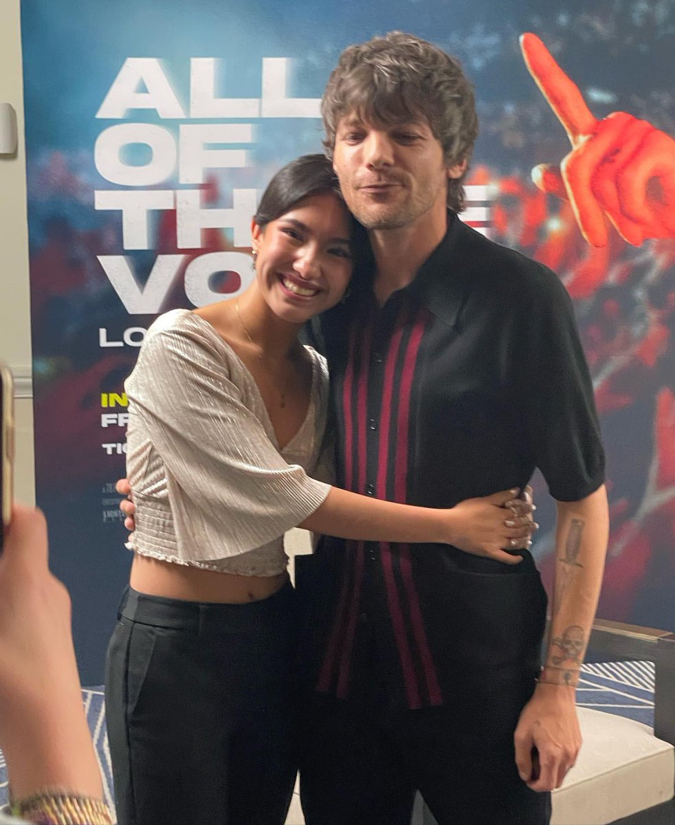 LTWorldUpdates's tweet photo. 💬| "Es humilde y fue increíblemente paciente conmigo, una vez que supo que yo era fan y no prensa, me trató de la manera más hermosa del mundo, me decía que no me preocupara por entrevistarlo, cuando mi voz se quebró me dijo 'ven aquí, necesitas un abrazo' y me abrazó” https://t.co/kzAnzuPkfK