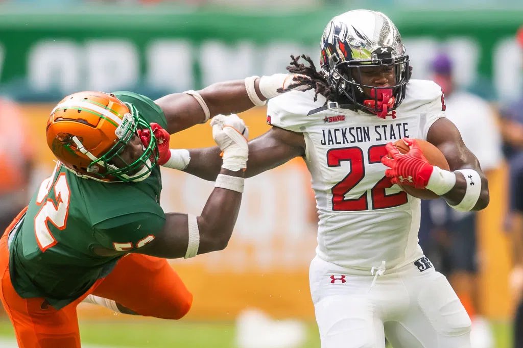 IvBlount's tweet photo. Blessed To Receive An Offer From Jackson State University!🐅 #GodsPlan
@coachwilliamsfb 
@LawrencHopkins 
@ESPN3ALLDAY 
@DemetricDWarren 
@hillreginald78 
@samspiegs 
@ChadSimmons_ 
@Mansell247 
@RivalsCole https://t.co/tvC8jEP5Dd