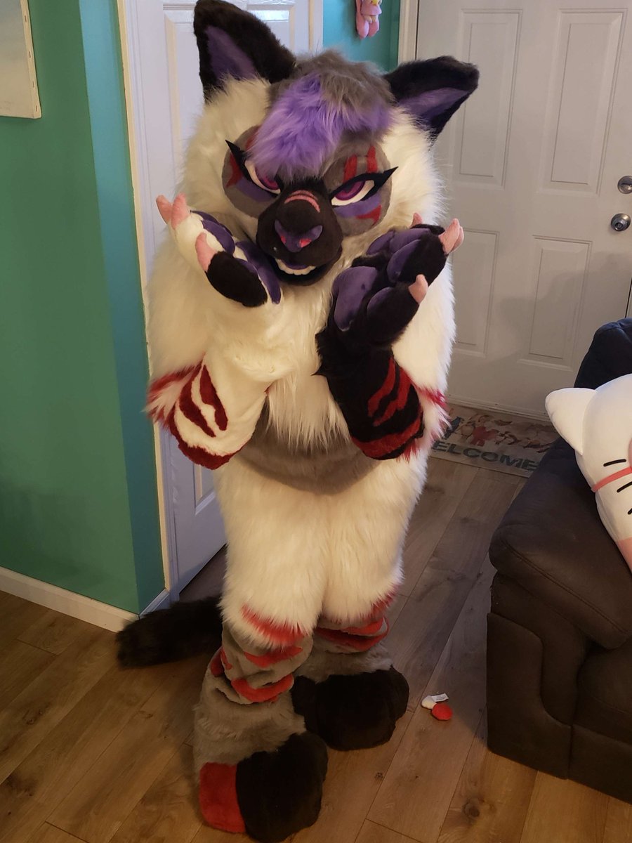 Drag0nDream's tweet photo. Most recent suit parts by me! Everything aside from the head made by me! 
Paw pattern by @Kloofsuits 
Feet paw pattern by @spiltgrapesoda
Head by Wildpup11 
features a loose fit planti body (my preference), lined feet and paws and attached floor dragger tail 
!! personal suit !!! https://t.co/Iy90tmflZk