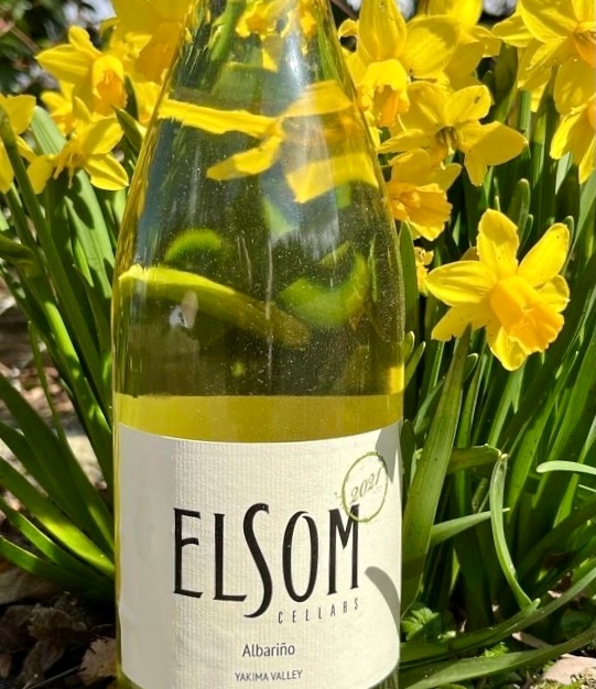 SeaUrbanWine's tweet photo. Does anything say spring quite like daffodils and white wine? ⁠
⁠
Many thanks to @bcwinetasting for sharing this pic of @elsomcellars! 💛 #wawine #seattlespring https://t.co/qi4BLGT0em