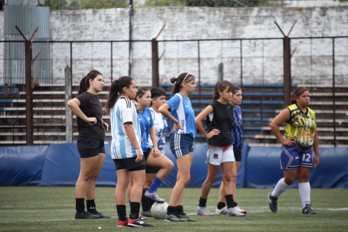 PrensaMidland's tweet photo. #FútbolFemenino 

De la mano de Claudio Paz, el femenino tuvo la primera jornada de pruebas. 

Te esperamos el miércoles 22 o viernes 24 de marzo 14:30hs en el Estadio con pase en mano o libre, hidratación propia, indumentaria deportiva, canilleras y botines.

📸 @Gisele2505 https://t.co/4p7v2rkrr0