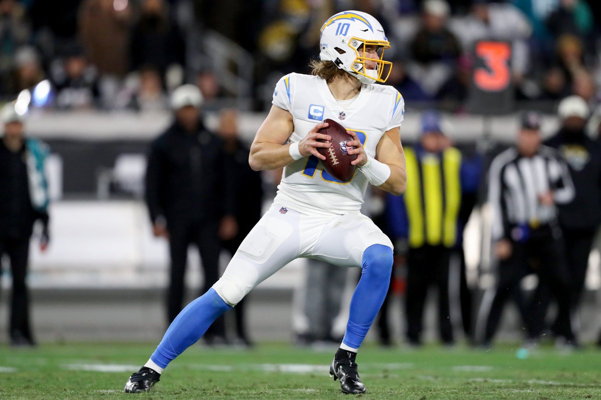 The QB Carousel is next as @LorenzoNeal joins @ZachGelb to discuss if the #Chargers will extend Justin Herbert this offseason, if LAC should give Austin Ekeler another contract extension & more! #BoltUp Listen Live: go.audacy.com/cbssportsradio…