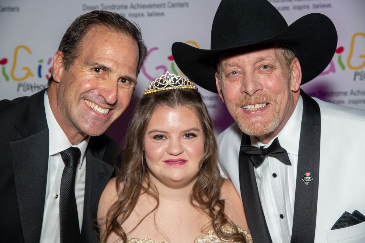 ChicagoRPFPC's tweet photo. "I have a Voice Gala" Photo Dump 1️⃣
We had a GREAT time with our friends at @GiGis_Playhouse at their annual gala! We look forward to this night every year! #RPFPC #NFLPAChicago https://t.co/Mro5Mq5SAm