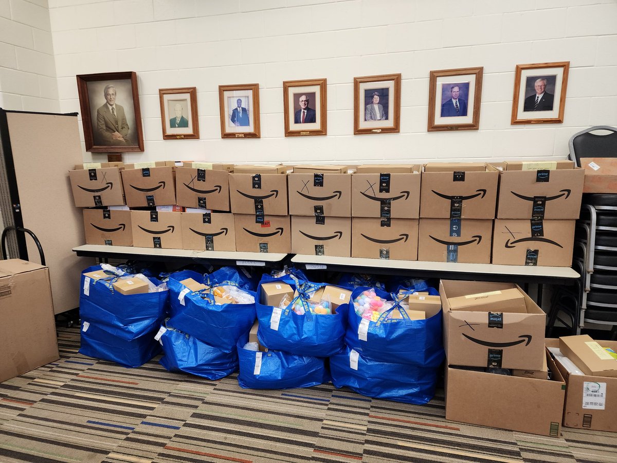 DrYemothy's tweet image. Wow oh wow....tomorrow's the day! Workshop #7 is all ready. Thanks to my amazing friend and STEM leader Tracy Elmore for working by my side all day to set up our space and unpack over 140 boxes. It's gonna be STEM-tastic tomorrow! #EinsteinFellows22 #DocYSTEM #dodstem