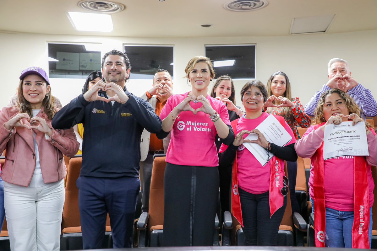MarinadelPilar's tweet photo. ¡Les presento a la 1era Generación de Mujeres al Volante! 

Las felicito por ser pioneras, y por ser ejemplos a seguir para todas nosotras, están abriendo camino para una mayor igualdad de género y para que todas las mujeres puedan sentirnos más seguras camino a casa. 🚌

(1/2) https://t.co/wN7POCxpdO