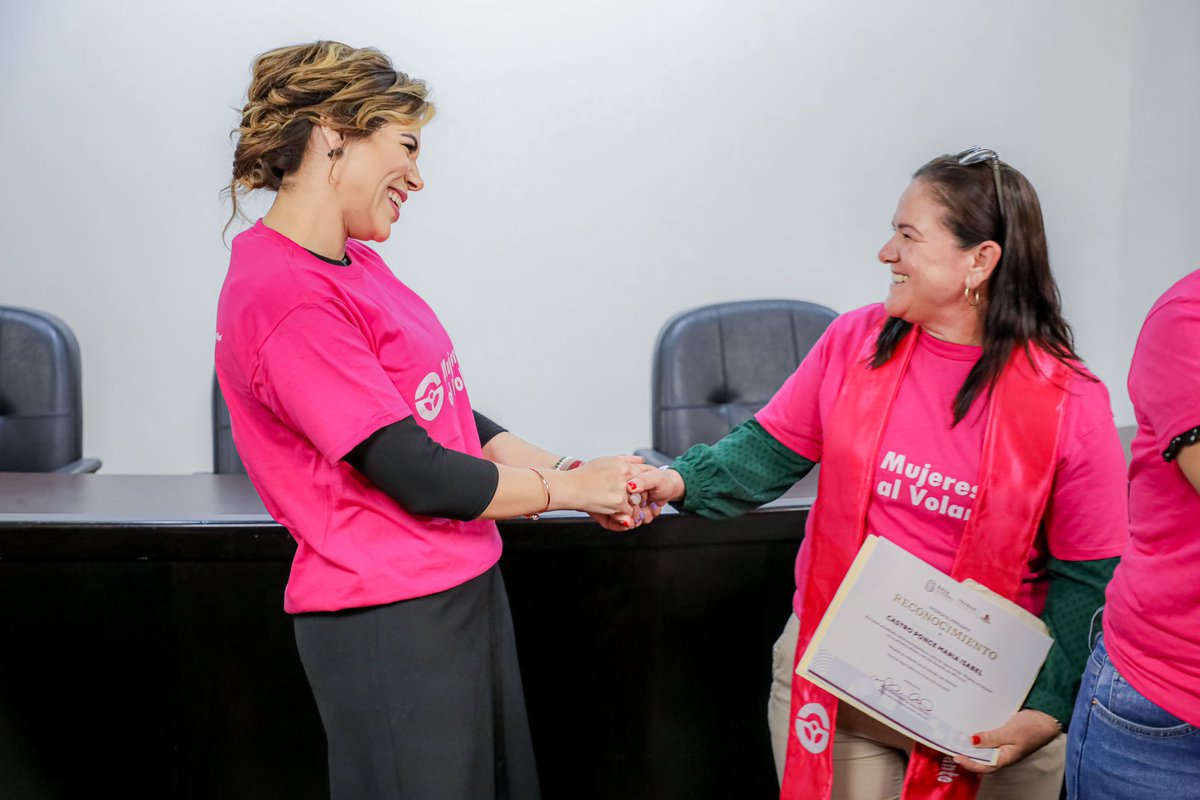 MarinadelPilar's tweet photo. ¡Les presento a la 1era Generación de Mujeres al Volante! 

Las felicito por ser pioneras, y por ser ejemplos a seguir para todas nosotras, están abriendo camino para una mayor igualdad de género y para que todas las mujeres puedan sentirnos más seguras camino a casa. 🚌

(1/2) https://t.co/wN7POCxpdO