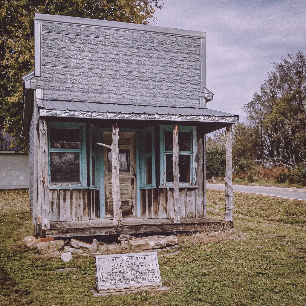 bobby_thompson's tweet photo. Another place on my "go back and shoot again" list, is Missouri's smallest bank opened in 1910 in Long Lane, MO. This was just a snapshot with an iPhone 4 from about 11 years ago. I don't think I'll find a "hang on an art gallery wall" level image, but i… https://t.co/aHikoRF4Tj https://t.co/Vd8oS1vzOP