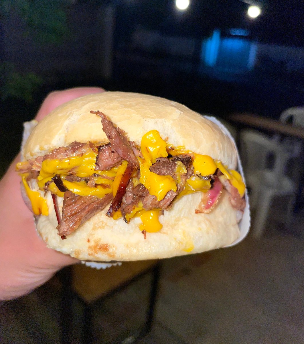 Desmechados de vacíos también encontrarás en GB
Proba la Cheesesteak 🔥
Pan francés, desmechado, cebolla morada, doble queso cheddar, bacon, salsa barbacoa y salsa de la casa 🤭