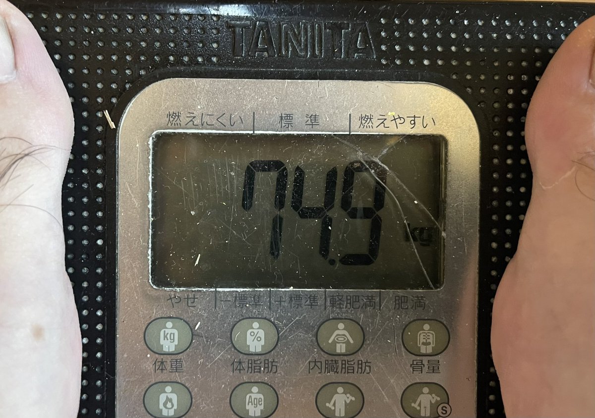 burattogames's tweet photo. 今日も10キロ。 #ダイエット ラン。現状維持。減らない体重。今月はあと１０日。合計80キロ走ってる。久しぶりにこのままのペースなら100キロはいけそう。100キロ走れれば消費カロリーは7200キロカロリー超えるので単純計算で脂肪1キロ分は消費した事に。筋肉も付いてきたからまだ停滞期が続きそう😅 https://t.co/wBvoPbIVum