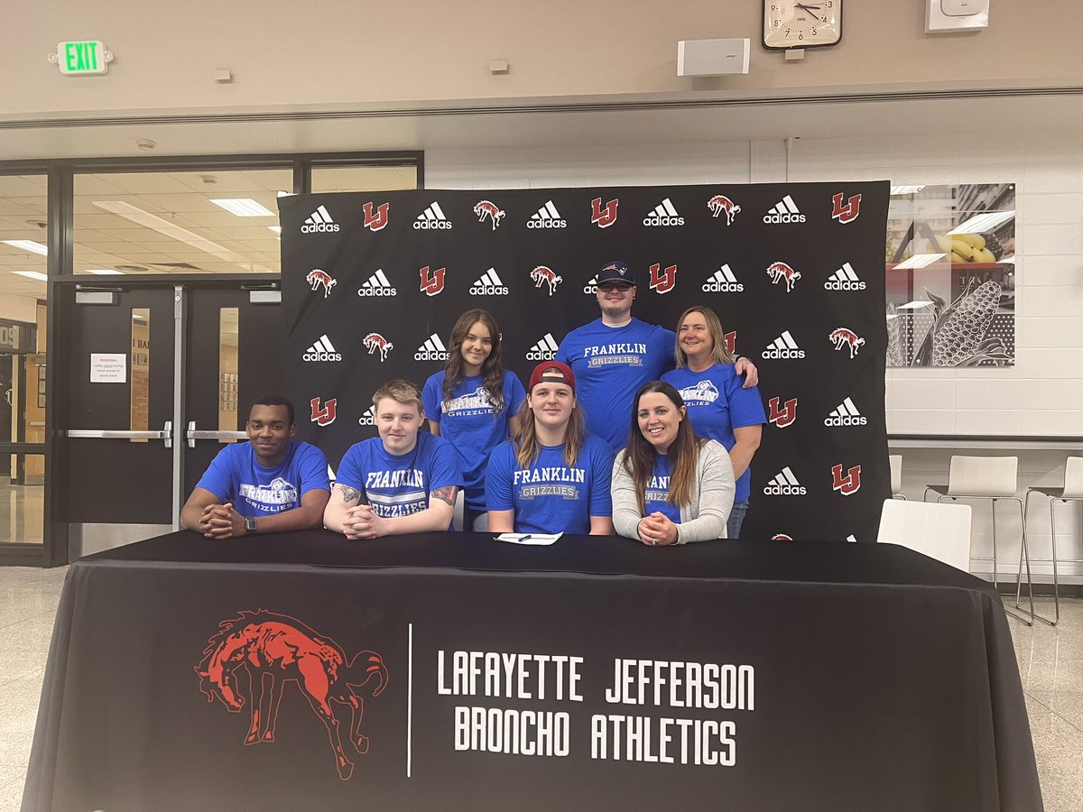 LJBronchoFB's tweet photo. Congrats to Kollin Leap on signing with Franklin this afternoon. Excited to see your future success!! #AGNB #LJ4L https://t.co/7vncI3ifJH