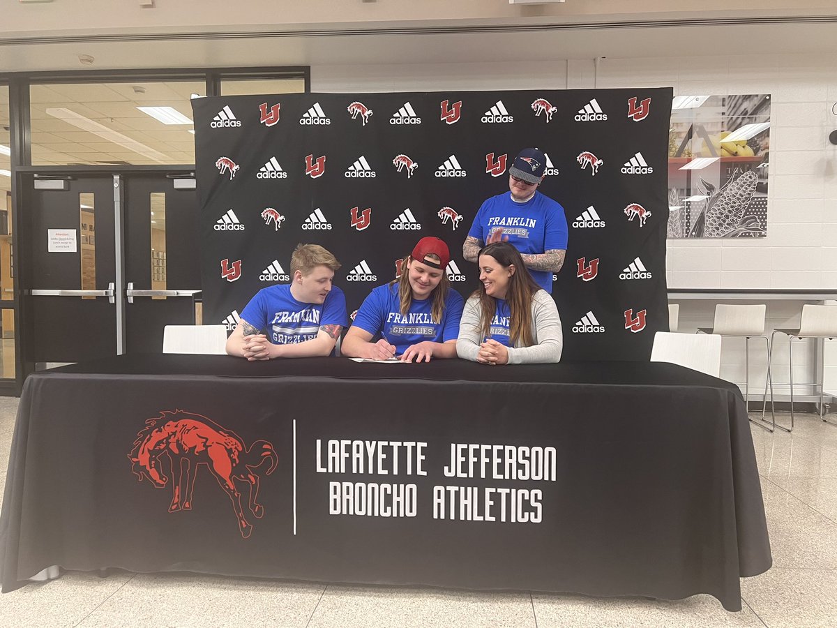 LJBronchoFB's tweet photo. Congrats to Kollin Leap on signing with Franklin this afternoon. Excited to see your future success!! #AGNB #LJ4L https://t.co/7vncI3ifJH