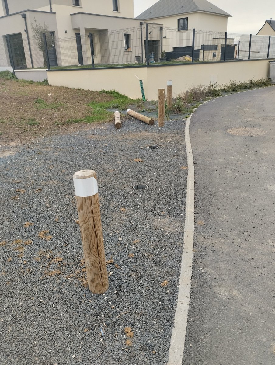 NicolasKlatka's tweet image. Nouvel exemple de #piège en zone urbaine pour la petite faune terrestre... #sos #hérisson ce matin d&apos;une habitante de Fontenay-le-Marmion (Calvados), géré ensuite par le maire adjoint et des agents de la commune (qui ont remis les poteaux de balisage après le #sauvetage).