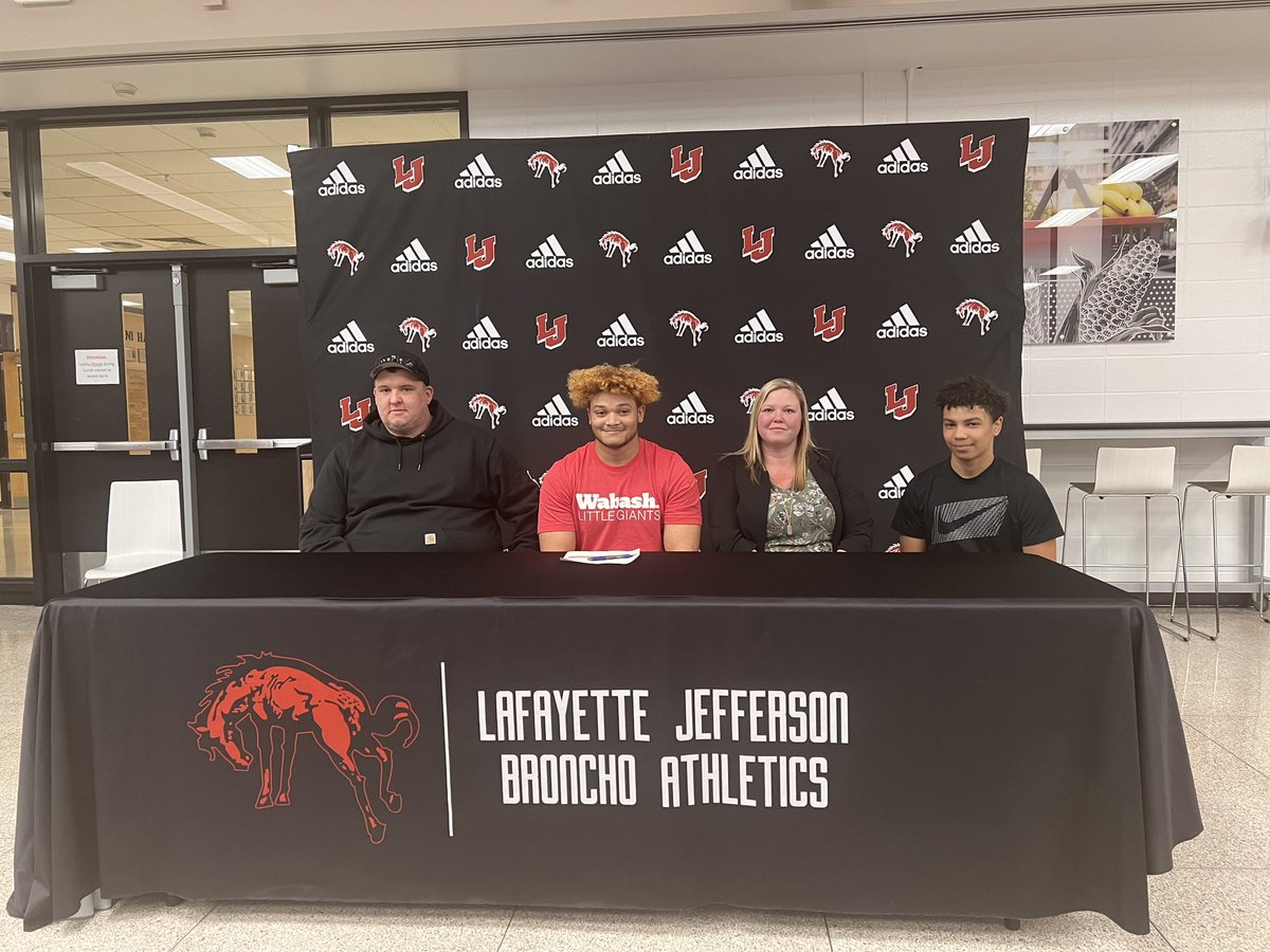 LJBronchoFB's tweet photo. Congrats to Jordan Scowden on signing with Wabash this afternoon. Excited to see your future success!! #AGNB #LJ4L https://t.co/f9yudNohyr