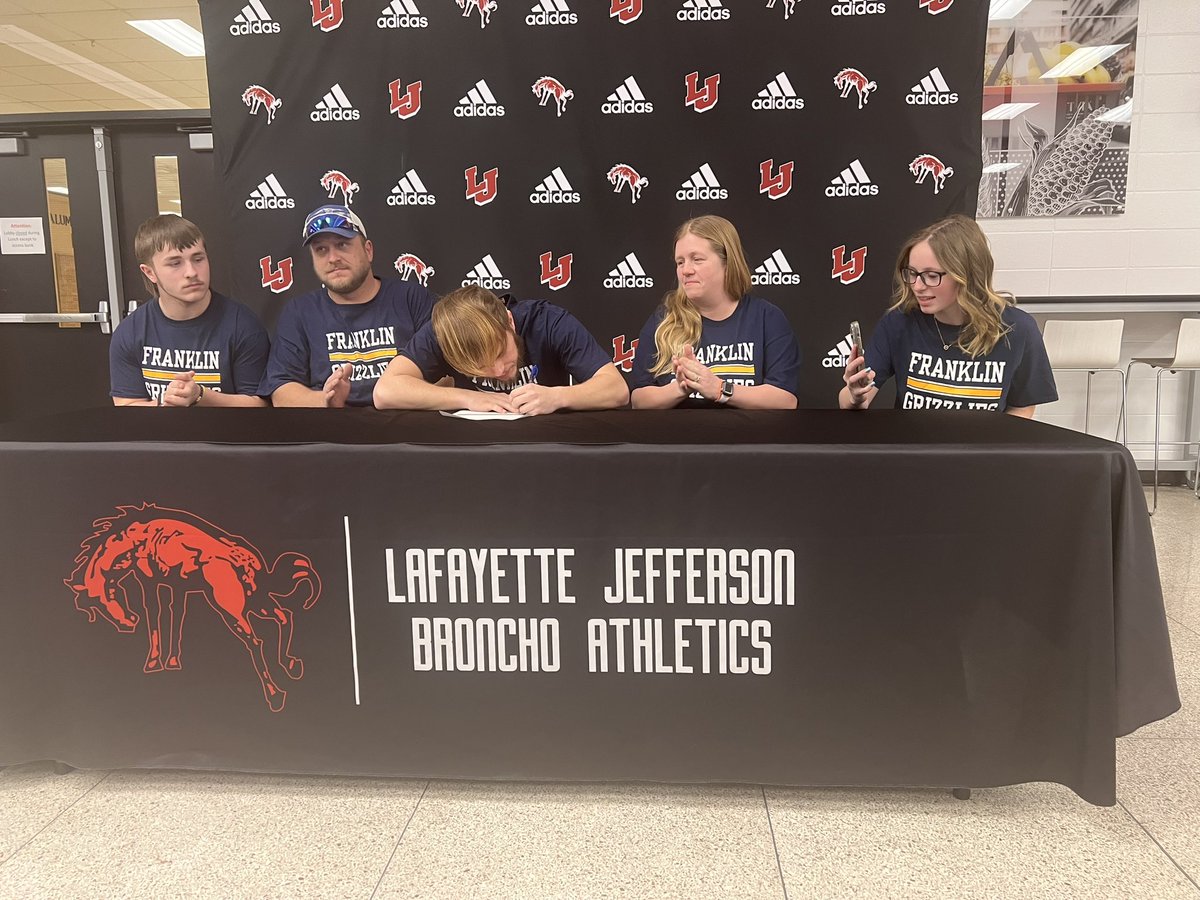 LJBronchoFB's tweet photo. Congrats to Chet Adams on signing with Franklin this afternoon. Excited to see your future success!! #AGNB #LJ4L https://t.co/4fGfdNi2sF
