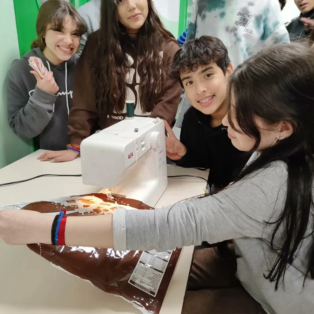 FEPSantRamon's tweet photo. Avui a 1r i 2n hem canviat els #AmbientsFSR per un taller d'embolcalls reutilitzables on fins i tot hem après a cosir a màquina #EscolesSostenibles @escoles_verdes @escolesXESC @esenred21 #EmesS https://t.co/eYmQkddjLL