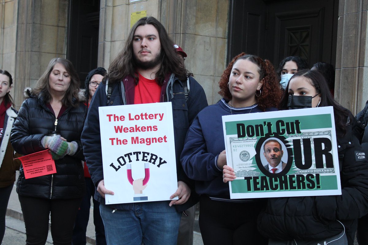 Franklin Learning Center's staff and students rallied outside of their school building this morning to stand protest against a district budget that will cause FLC to lose 9 teachers next year. FLC is not alone in losing teachers. (1/2) #phled  #stopthecutsdp #flchs