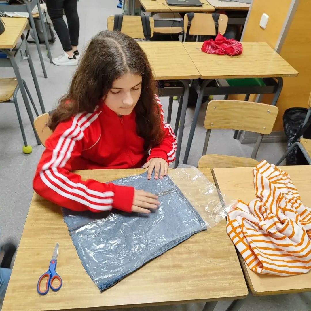 FEPSantRamon's tweet photo. Avui a 1r i 2n hem canviat els #AmbientsFSR per un taller d'embolcalls reutilitzables on fins i tot hem après a cosir a màquina #EscolesSostenibles @escoles_verdes @escolesXESC @esenred21 #EmesS https://t.co/eYmQkddjLL