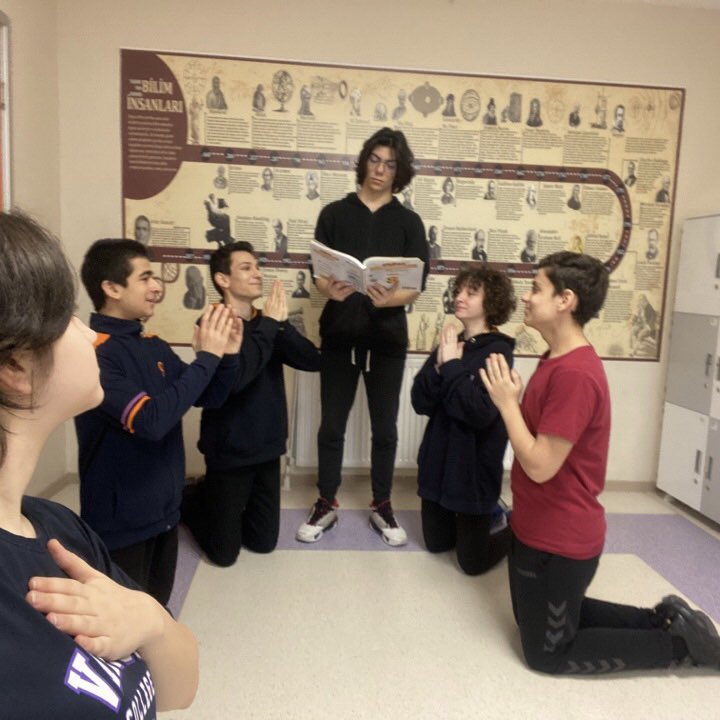 Oyun Dostu Okul projesi kapsamında Doç. Dr. Yavuz Samur ve Proje Koordinatörü Lara Özer okulumuzu ziyaret ederek öğretmenlerimizin tasarladığı kaçış oyunlarını oynayan öğrencilerimizle keyifli bir gün geçirdiler.