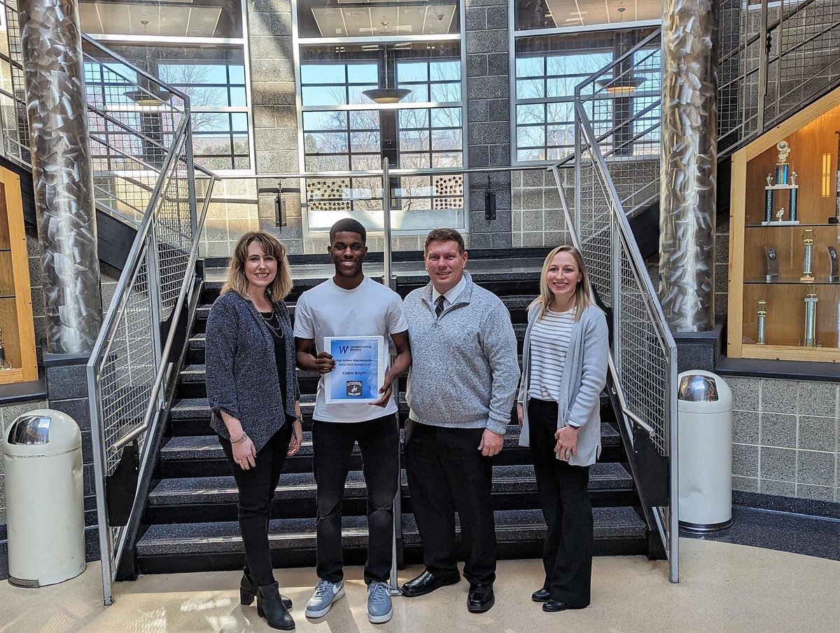 DoemlingC's tweet image. Congrats to Cedric, a CHS senior, who participated as a Workforce Bd LV 2022-23 Student Rep. and engaged with LV students from 17 districts, participated in workplace tours &amp;amp; billboard campaign, &amp;amp; provided feedback about the HS digital kiosks #GoRoughs #paworkforce @PADeptofEd