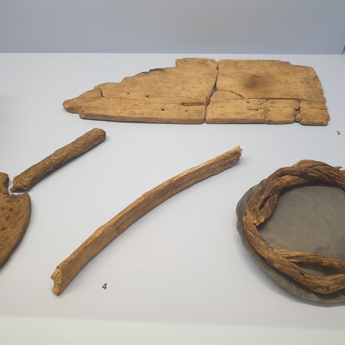 romandieantique's tweet photo. #Avenches /#Aventicum (exposition Avenches la gauloise):
Les objets en bois étaient très utilisés, mais seules des conditions particulières ont permis à un petit nombre d'entre eux d'être conservé :
1. Claies
2. Brosse à carder
3. Lien torsadé
4. Planche et cerclage de tonneau https://t.co/0aTmKD8KJe