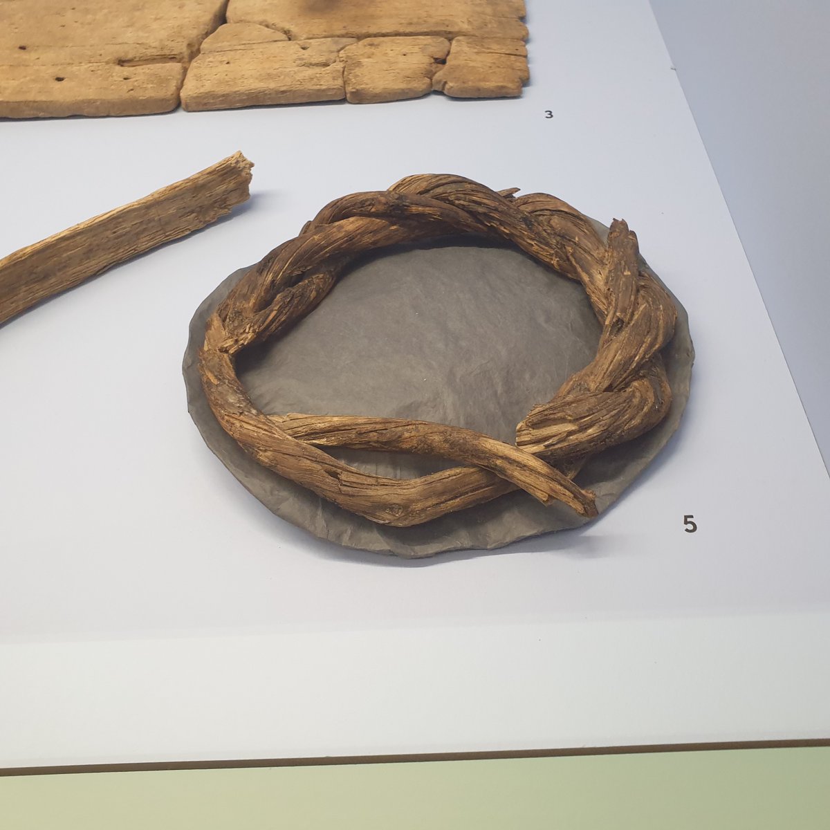 romandieantique's tweet photo. #Avenches /#Aventicum (exposition Avenches la gauloise):
Les objets en bois étaient très utilisés, mais seules des conditions particulières ont permis à un petit nombre d'entre eux d'être conservé :
1. Claies
2. Brosse à carder
3. Lien torsadé
4. Planche et cerclage de tonneau https://t.co/0aTmKD8KJe