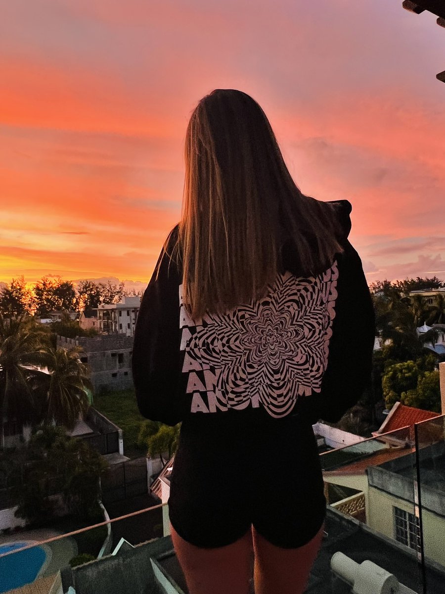 yelyza_'s tweet image. Man this Psychedelics Anonymous hoodie is absolute fire

 @psychedelic_nft @BAYC2745