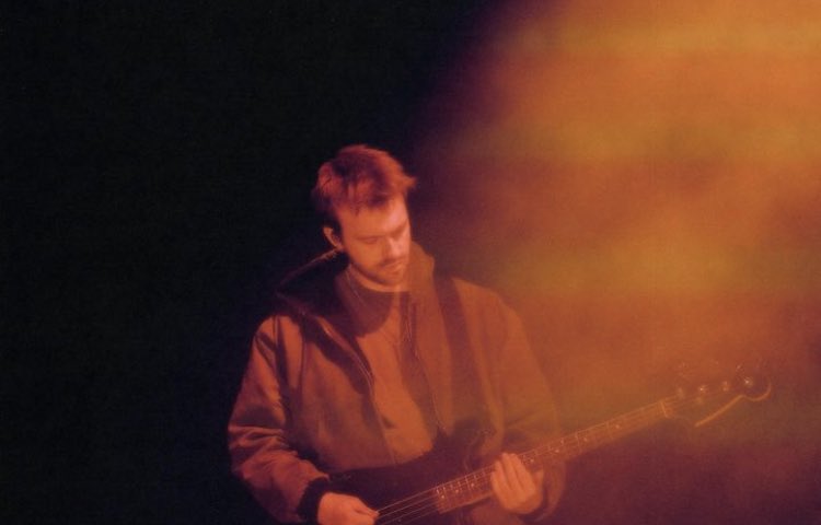 LINDO! Finneas fotografado no Lollapalooza Chile!