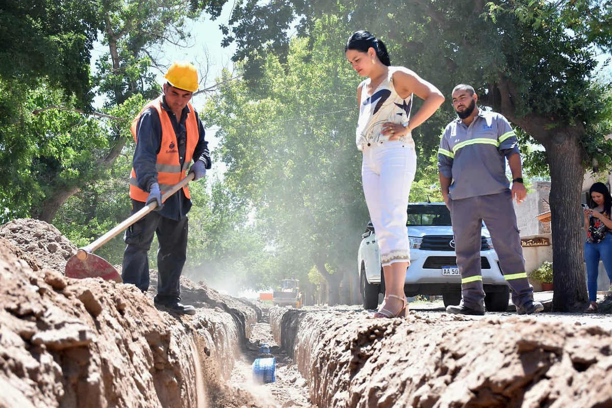 MFlorDestefanis's tweet photo. Junto a Ate y Soem acordamos un aumento salarial del 60 % en 4 veces para la familia municipal. Ya en marzo verán reflejado el 20 % inicial. 

Desde el 2020 hasta hoy hemos recuperado en @SantaRosa_Mza el salario municipal logrando uno de los básicos más altos de la provincia. https://t.co/upnyIqVr0w