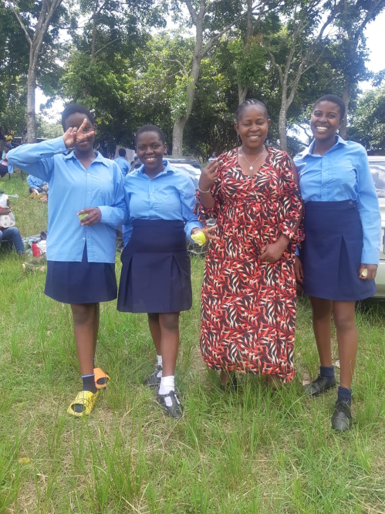 Bungulu's tweet photo. Students https://t.co/kYofpi7CAX