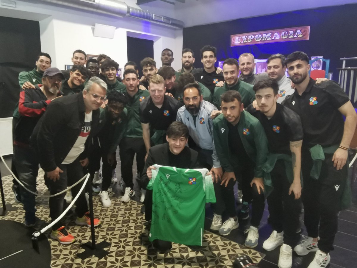MORALO_CP's tweet photo. Hoy hemos tenido un entrenamiento diferente. Hemos acudido a "Expomagia", organizada por el gran @AlfredCobami. Un espectáculo único y magistral de la que nuestros jugadores y cuerpo técnico han disfrutado. Agradecer también a Yolanda Roman. 

¡Orgullo de tener a estos moralos! https://t.co/v0z1zTeWy6