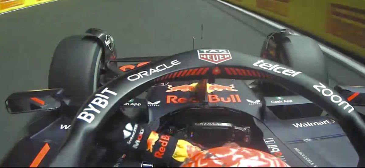 PrimeF1__'s tweet photo. Tras escuchar las onboard de @SChecoPerez, ALO y VER, @PrimeF1__ ha podido acreditar que no existió desobediencia o rebeldía del neerlandés al llevar su auto al pitlane, en lugar de incorporarse al sitio asignado a los ganadores en la parrilla de salida. En descargo de este, se comprobó que a diferencia del mexicano y el español, el de Países Bajos no recibió instrucción alguna por parte de Gianpiero Lambiase para este efecto, lo cual se traduce en un error de comunicación del pitwall con él. También se acreditó que felicitó al equipo por el resultado, extendió su brazo y levantó el pulgar para felicitar al ganador de la carrera. 🔥🇸🇦