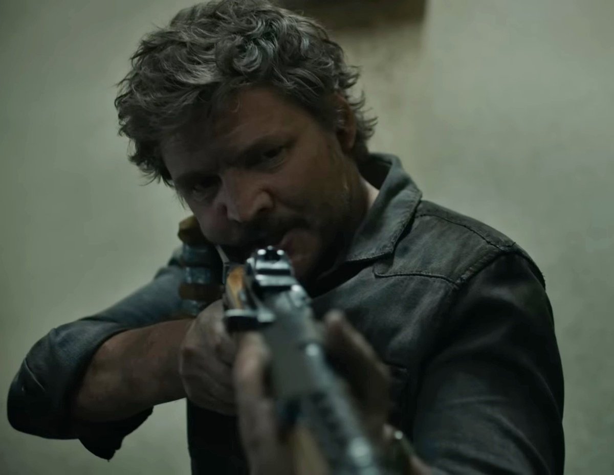 PortalTLOU's tweet photo. 🚨 Neil Druckmann revelou que cena do tiroteio no hospital não foi feita pra ser heroica e sim trágica e chocante: 

"Era importante que não fosse uma cena de ação como em 'John Wick' cheia de adrenalina. É triste. 

O que você vê esse cara fazer é triste e a música está refletindo nisso. Não estamos glorificando esse momento. Só mostra que ele simplesmente desligou a parte do seu cérebro que vê aquelas pessoas como humanas.

E elas são apenas um obstáculos para chegar até Ellie." #TheLastofUs