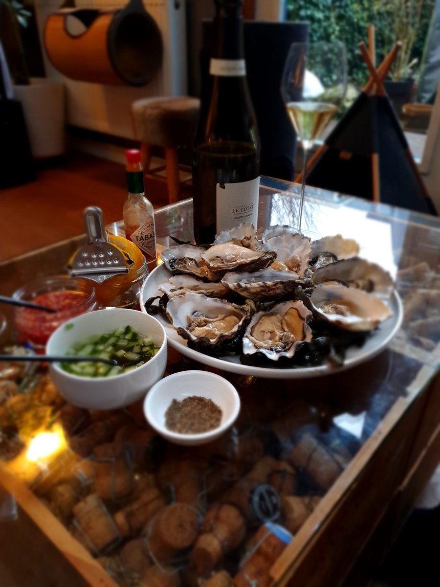 Oestermiddagen zijn betere avonden! #champagne #oyster #MondayMood #breektzolekkerdeweek