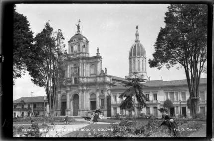 En Bogotá, en la Huerta de Jaime (Hoy es el Parque los Mártires) eran fusilados los ajusticiados en un árbol de Carica cundinamarcensis, popularmente llamado papayuelo.

Los pasaban al papayo

De ahí viene la expresión "Lo pasaron al papayo", "a pasar al papayo"o "dar papaya"