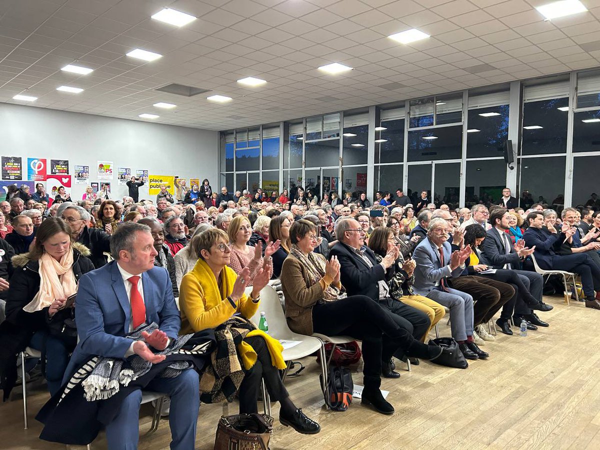 ManonAubryFr's tweet photo. Macron est plus que jamais seul et faible ! 

Il a contre lui et sa réforme : 
79% des Français 
90% des actifs 
L’intersyndicale unie 
La NUPES unie 
278 députés 

Notre mobilisation peut et doit gagner. 
#CensurePopulaire 
#MeetingGravigny https://t.co/wpu0X7H8Y0