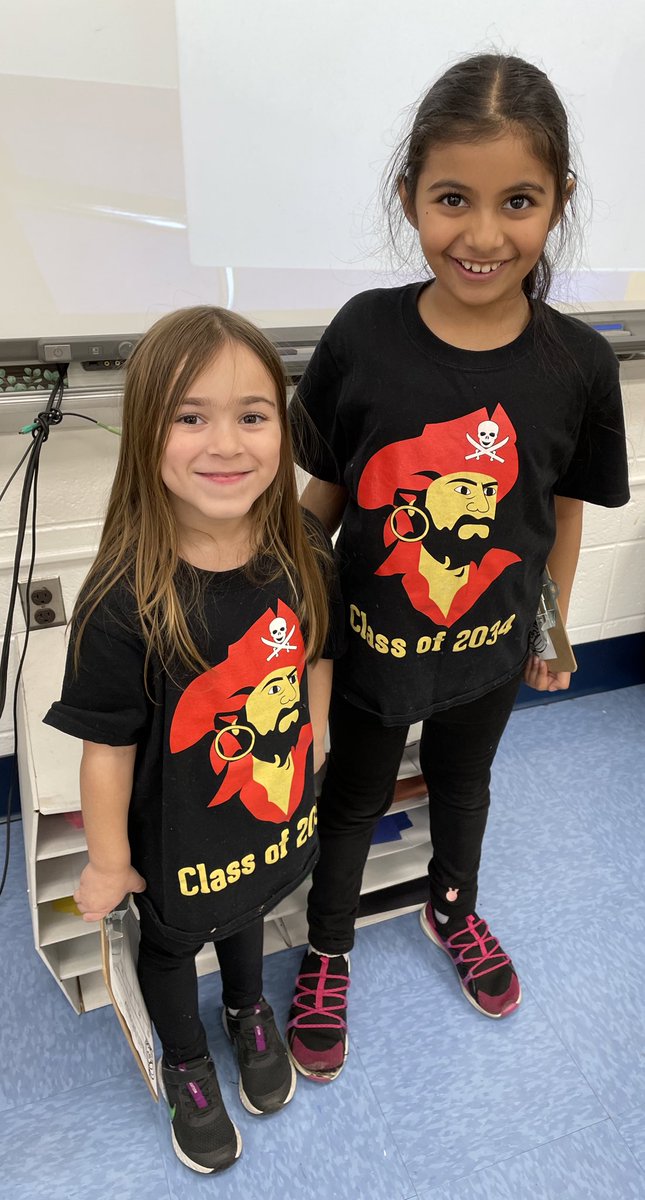 MrsFryCMS's tweet image. Nothing better than twinning with your bestie! #ClassOf2034 @j_pantiliano @CMSmtolive @NicoleMusarra @ashleylopez210