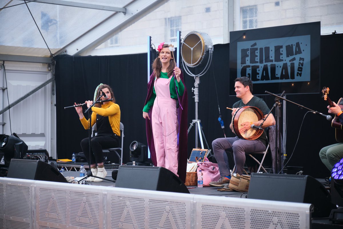 5Rosenstock's tweet photo. Lá Fhéile Pádraig an-spraíúil in Collins Barracks ☘️

Míle buíochas le @FeilenaGealai @stpatricksfest 💚

Buíochas ó chroí le gach éinne a tháinig chuig Teach Teidí! 🧸

@TRosenstock @seanmcelwain32 

📷 @Cathalmacan ☘️ https://t.co/tdl9I36F08