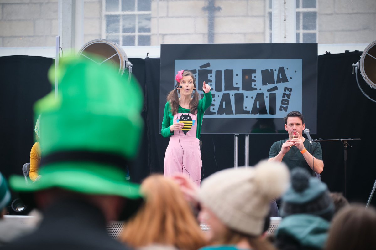 5Rosenstock's tweet photo. Lá Fhéile Pádraig an-spraíúil in Collins Barracks ☘️

Míle buíochas le @FeilenaGealai @stpatricksfest 💚

Buíochas ó chroí le gach éinne a tháinig chuig Teach Teidí! 🧸

@TRosenstock @seanmcelwain32 

📷 @Cathalmacan ☘️ https://t.co/tdl9I36F08