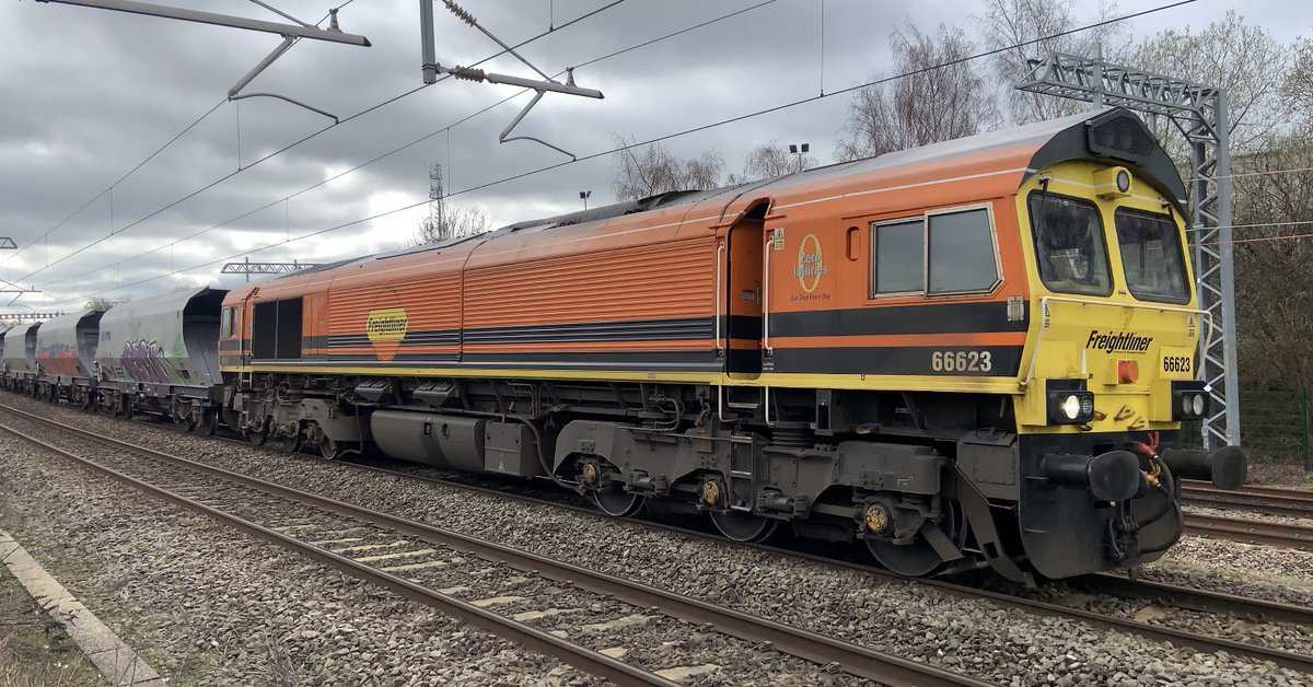 Richphillips50's tweet photo. 66623 arrives at Kettering North on 6z64 to East Usk Yard #batshed #shedwatch #mml #class66 https://t.co/B0t4FzUJEO