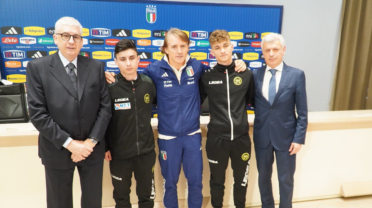 AIA_it's tweet photo. Due #arbitri vittime di aggressioni ospiti della #Nazionale a #Coverciano. Il CT Roberto Mancini: "Gli arbitri vanno rispettati". Leggi la news: https://t.co/nauRAZGWty #AIA #calcio #sport @FIGC #violenza https://t.co/eKxNFpBNes