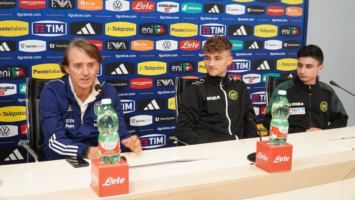 AIA_it's tweet photo. Due #arbitri vittime di aggressioni ospiti della #Nazionale a #Coverciano. Il CT Roberto Mancini: "Gli arbitri vanno rispettati". Leggi la news: https://t.co/nauRAZGWty #AIA #calcio #sport @FIGC #violenza https://t.co/eKxNFpBNes