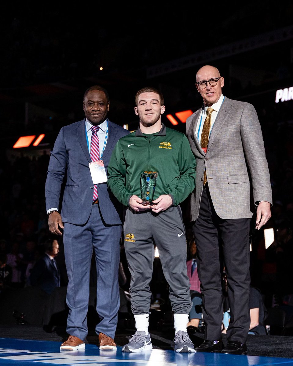 NCAA's tweet photo. 📚 4.0 GPA
💼 sport management
🤼‍♂️ @NDSUwrestling 

Senior Jared Franek is the 2023 recipient of the @NCAAWrestling Division I #Elite90 award!

#NCAAWrestling https://t.co/iCqaoBOexL