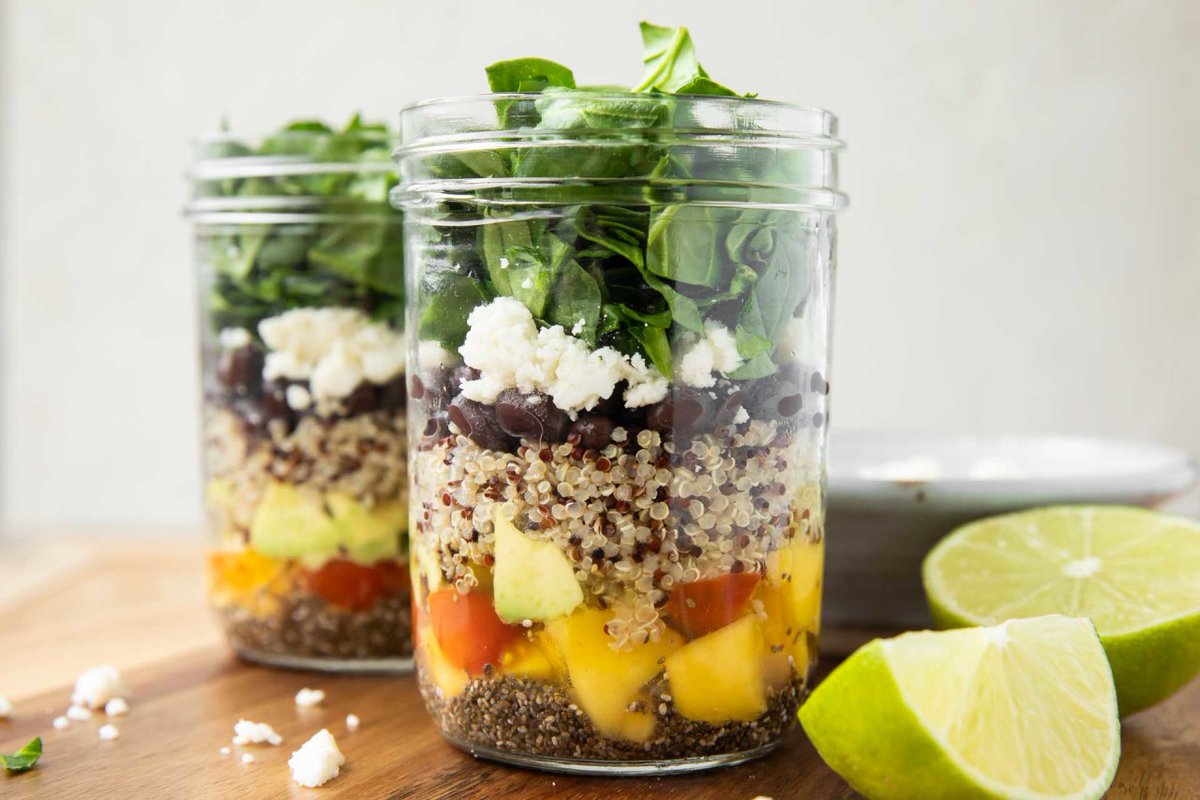 Jar_Of_Lemons's tweet photo. Spinach, quinoa, black beans, avocado, tomatoes, and fresh mangoes, all topped off with lime juice, queso seco, and a chia seed vinaigrette to bring it all together.  This Central American Salad In A Jar is so easy and so delicious!

RECIPE: https://t.co/dAECZ6auGm https://t.co/sFPGXer0Tv