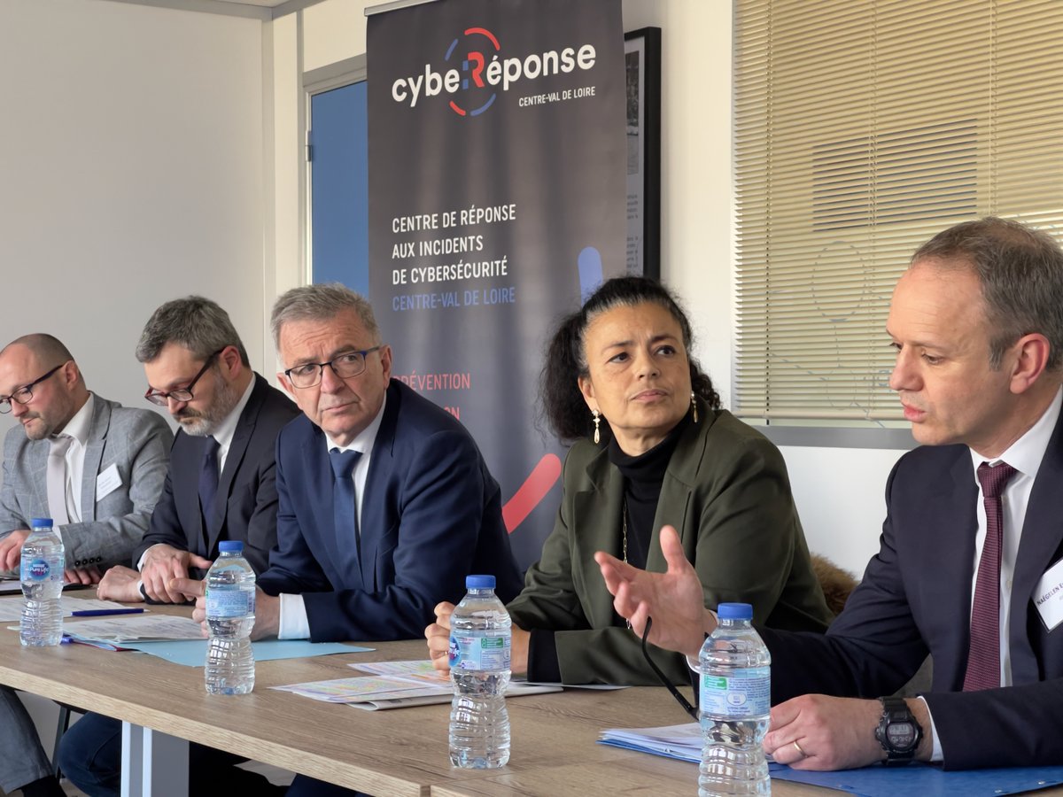 #Numérique 🖱 🛡 La @RCValdeLoire mobilisée contre les menaces cyber : à #Orléans, le Président @fbonneau, la Préfète R. Engström et E. Naëgelen, DG adjoint de l'@ANSSI_FR ont officiellement lancé #CybeRéponse, centre d'aide dédié à notre territoire 📍🔐 ☎️🆓 0 805 69 15 05