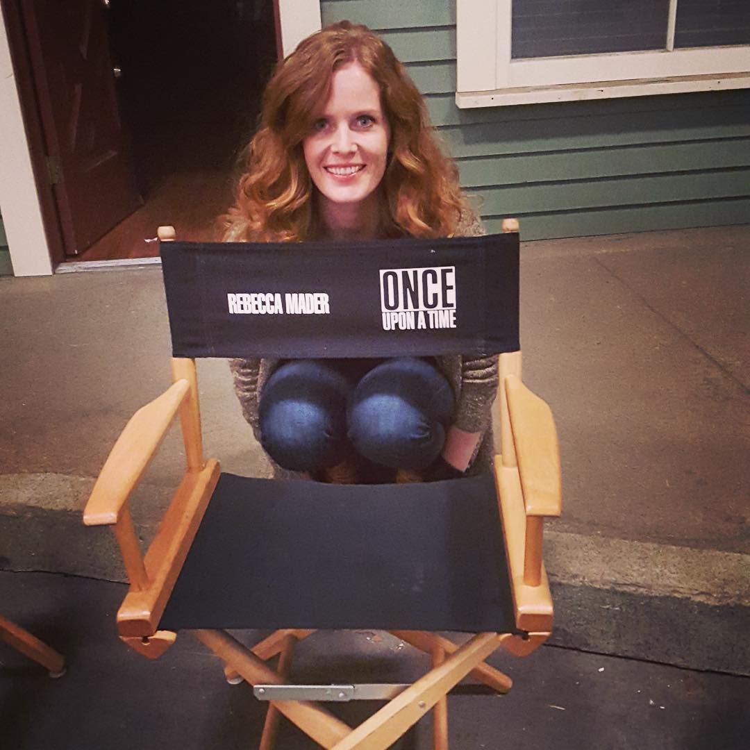 spampimaderteam's tweet photo. Can I ask for doing a recreation of this photo from #ouat with the chair now from #firecountry @bexmader. Just because it's just a real iconic photo to make again 🤭🔥💚

#daretoask #askbex https://t.co/nIws2FXQgP