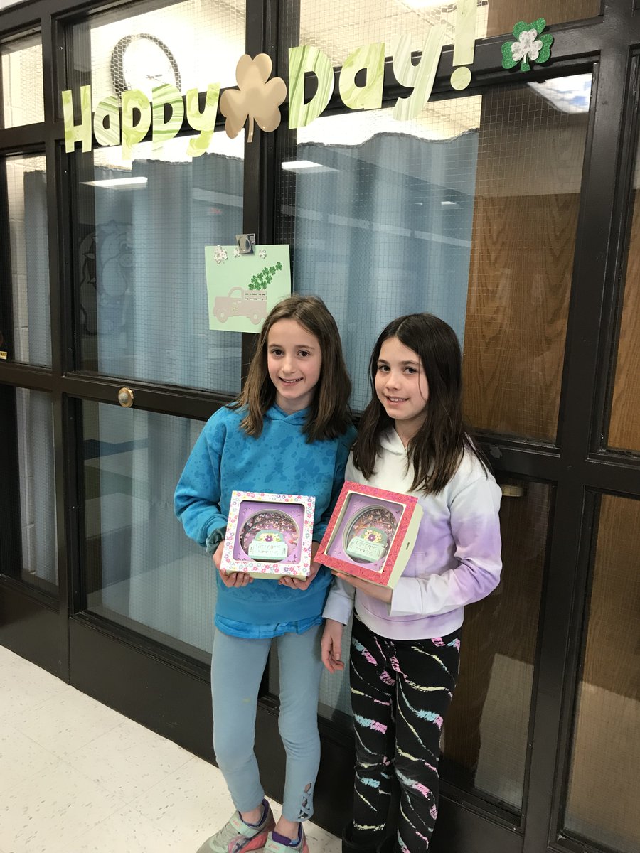 LisaParisi6's tweet photo. How "Lucky" I was on St. Pat's week to have these four amazing students in the office to work on Spring shadow boxes! It was so much fun and they did an awesome job! Just in time for the first day of Spring! #rosspride @D23Ross @PHSD23 #proud2beD23 https://t.co/gZvjl4HY3P
