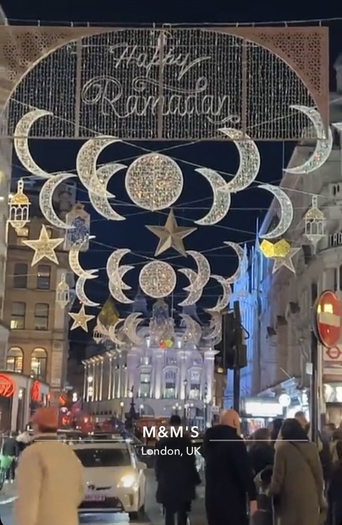 ElDHME's tweet photo. لأول مرة في تاريخ لندن تزين الانوار بالزينة الرمضانية اكثر المناطق السياحية زيارة ( اكبر  ميدان في لندن بيكاديلي، وشارع أوكسفورد)  ، ترحيباً في قرب دخول شهر #رمضان 🌙

• معلومة هالاضاءات لها محبين من مختلف العالم يتابعون تحديثاتها باستمرار وهذي اول مرة تصير https://t.co/morIr8wJwG