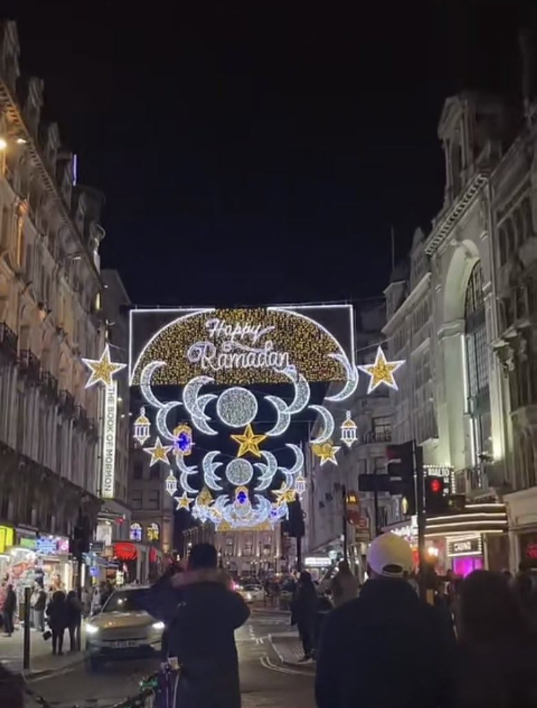 لأول مرة في تاريخ لندن تزين الانوار بالزينة الرمضانية اكثر المناطق السياحية زيارة ( اكبر  ميدان في لندن بيكاديلي، وشارع أوكسفورد)  ، ترحيباً في قرب دخول شهر #رمضان 🌙

• معلومة هالاضاءات لها محبين من مختلف العالم يتابعون تحديثاتها باستمرار وهذي اول مرة تصير