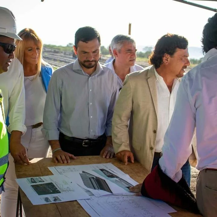 muniguemes's tweet photo. El Sr. Int Sergio Salvatierra junto al Gob, Dr. Gustavo Sáenz y el Dip Daniel Segura, recorrieron el avance d obra del Nodo Logístico.

Esta obra tiene a más de 900 empleados de nuestra ciudad, lo que significa un avance hacia un Güemes que empieza a crecer con trabajo genuino https://t.co/N9BatUWPcv